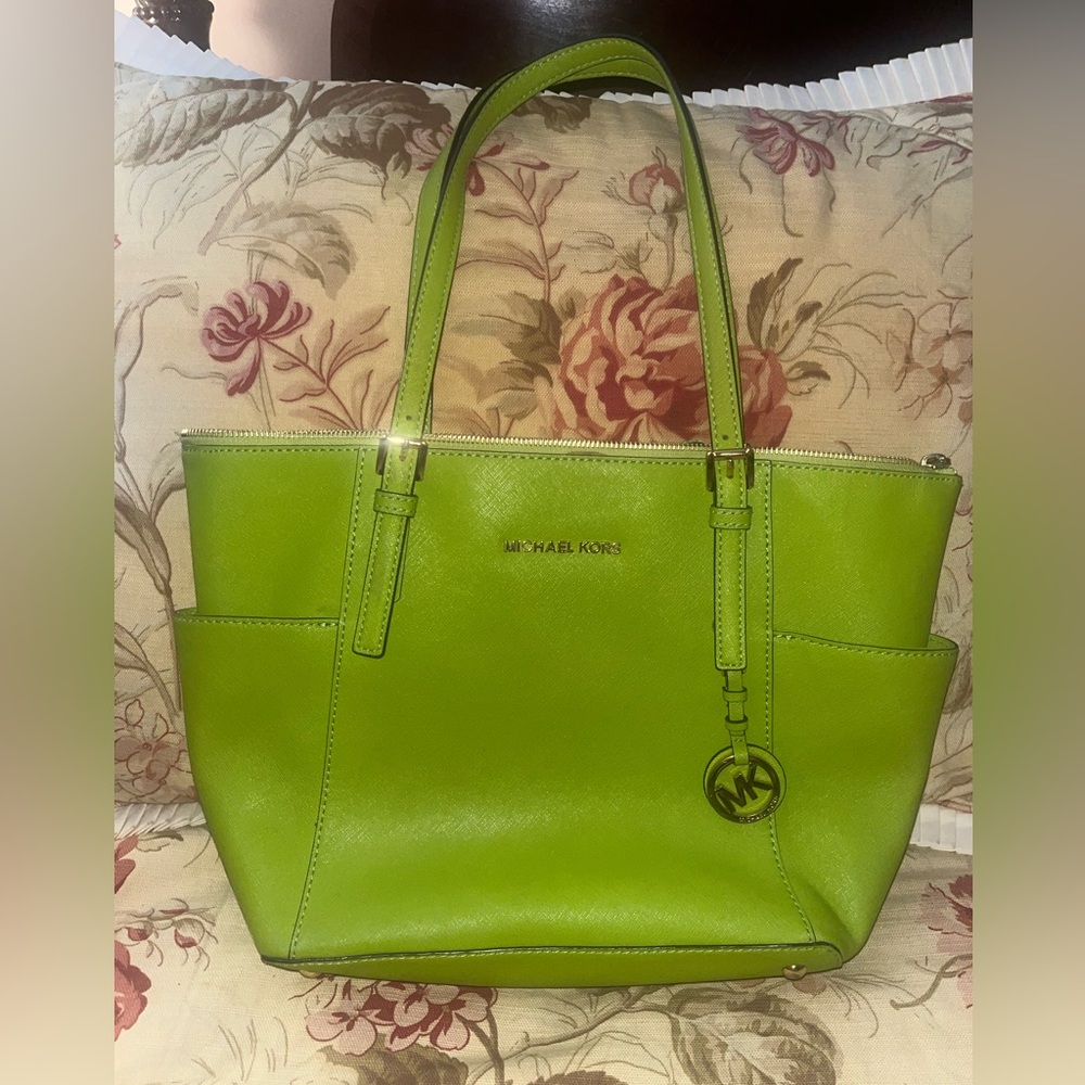 Michael Kors Women’s Jungle Green Large Saffiano Leather Voyager Tote Bag - Picture 6 of 14